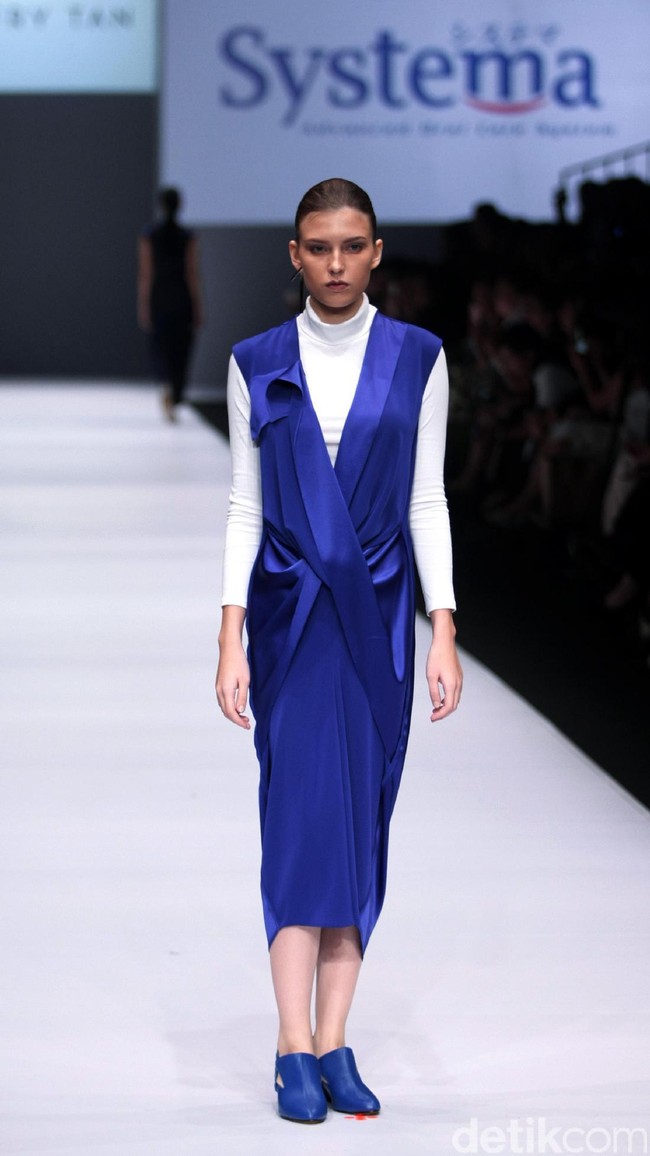 Koleksi jeffry Tan mengangkat tema Prism di Jakarta Fashion Week 2017. Senayan City. Jakarta. [Foto: Mohammad Abduh/Wolipop]