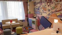 Masuk ke dalamnya, traveler langsung dimanjakan oleh lantai dan dinding bergambar Hello Kitty. Suasana pun semakin kawaii dengan sisi lain tembok yang dicat berwarna pink pastel (Randy/detikTravel)