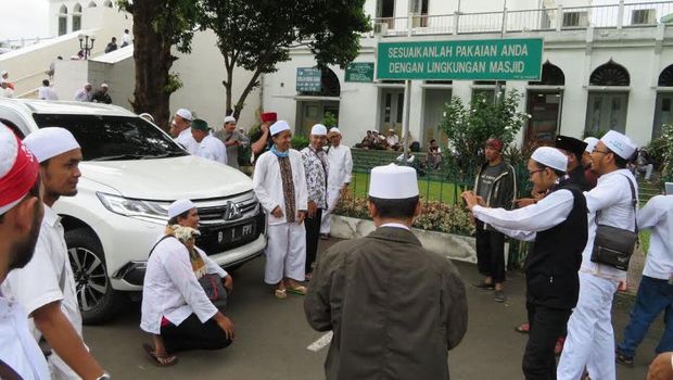 Massa FPI berfoto ria.