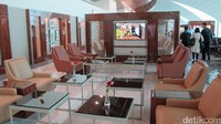 Loungenya cukup besar dan memanjang, meski hanya menempati satu lantai. Sofa-sofa dan bangku empuk terjaja rapi dan WiFi yang disediakan cukup kencang (Afif/etikTravel)