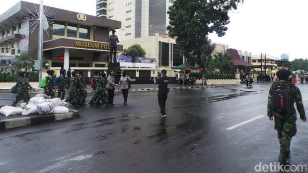 Kowad juga dikerahkan bersama Polwan menjadi negosiator.