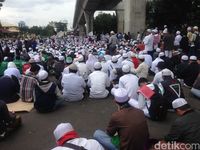 Munarman Cs Diterima di Baharkam Polri, Massa FPI Gelar Doa