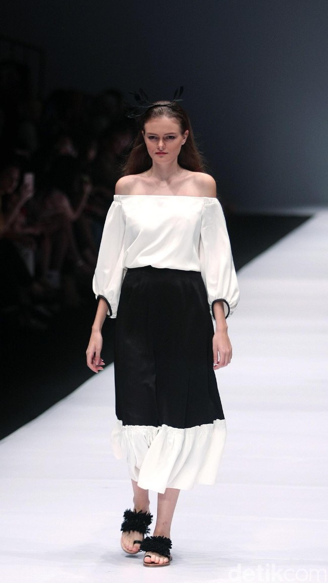Koleksi JII by Gloria Agatha di Jakarta Fashion Week 2017. Senayan City. Jakarta. [Foto: Mohammad Abduh/Wolipop]