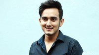Meski sudah lebih dari sekedar sahabat, Haydar Ali Assegaf enggan jika hubungannya itu disebut pacaran. pool/Noel/detikFoto.