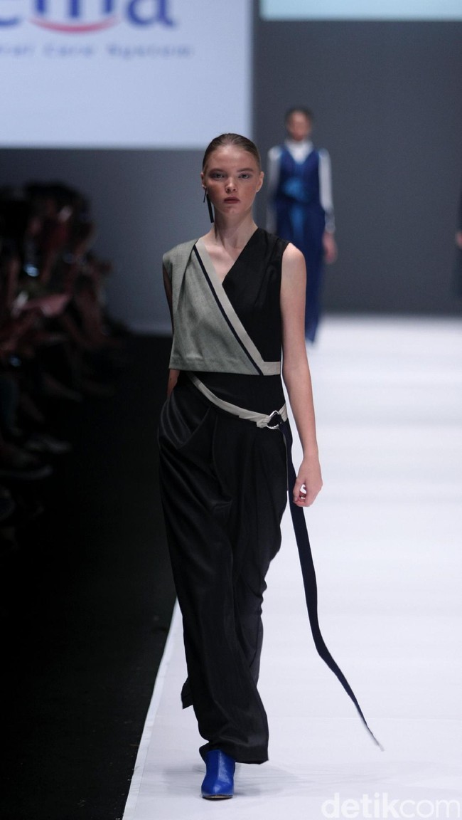 Koleksi jeffry Tan mengangkat tema Prism di Jakarta Fashion Week 2017. Senayan City. Jakarta. [Foto: Mohammad Abduh/Wolipop]
