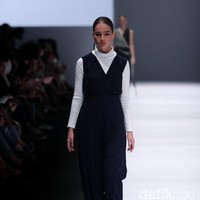 Koleksi jeffry Tan mengangkat tema Prism di Jakarta Fashion Week 2017. Senayan City. Jakarta. [Foto: Mohammad Abduh/Wolipop]