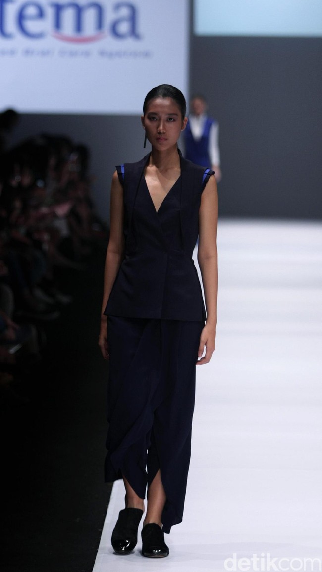 Koleksi jeffry Tan mengangkat tema Prism di Jakarta Fashion Week 2017. Senayan City. Jakarta. [Foto: Mohammad Abduh/Wolipop]