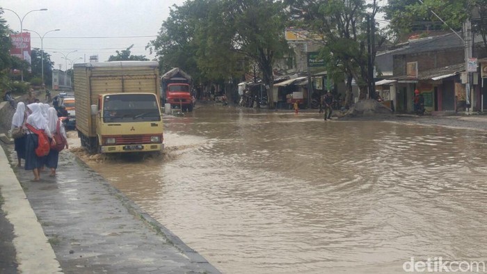 Jalan Kaligawe Semarang Kembali Tergenang Banjir