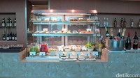 Semua makanan tersedia 24 jam non stop, makanan dari berbagai negara disajikan di sini sampai makanan cepat saji di Costa Coffee. Setelah mengambil makan, silakan duduk di bangku-bangku yang terjaja rapi (Afif/detikTravel)