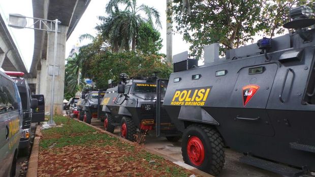 Kendaraan taktis Brimob siaga di Mabes Polri.