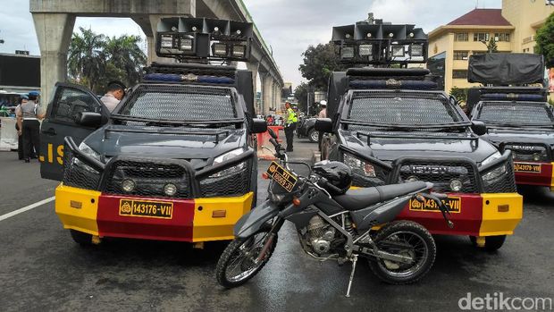 Kesiapan pengamanan demo FPI di Mabes Polri, Senin (16/1/2017)