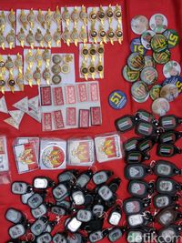 Manfaatkan Momen Demo, Ibu Ini Jualan Aksesoris FPI