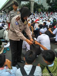 Polwan Bagikan Air dan Permen kepada Massa FPI di Mabes Polri