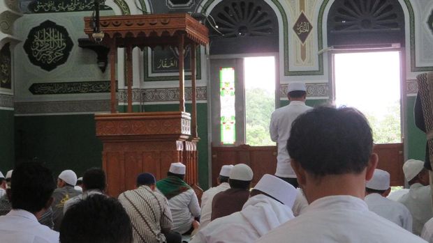 Massa Aksi Mulai Masuki Ruangan Masjid Al-Azhar