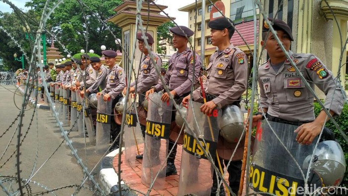 Bawa Tameng, Personel Polri Siap Sambut Massa FPI