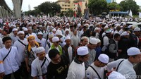 Massa FPI tampak memenui Jalan Trunojoyo.