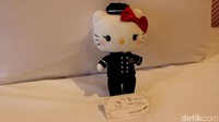 Yang menariknya lagi, ada juga boneka Hello Kitty spesial yang diberikan pada setiap pengunjung hotel yang menginap di kamar tersebut. Beberapa barang dan merchandise pun boleh dibawa pulang. Wow! (Randy/detikTravel)