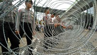 Kawat berduri telah dipasang di depan Mabes Polri. Bartanius Dony/detikFoto.