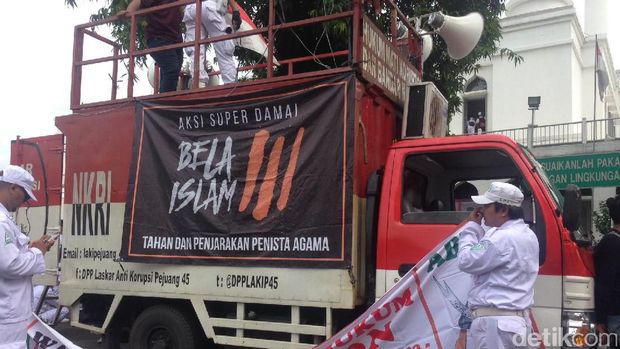 Mobil Komando Tiba, Massa FPI Terus Berdatangan ke Al-Azhar