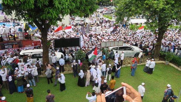 Penampakan Massa FPI 'Putihkan' Jalan di Sekitar Al-Azhar 