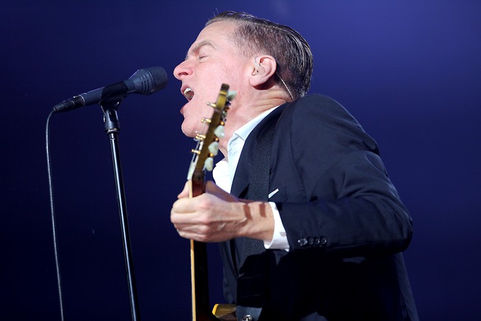 Bryan Adams saat konser di Jakarta.