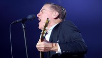 Hits-hits seperti Heaven, Summer of 69, Somebody, hingga Please Forgive Me sukses membawa para penonton bernostalgia. Hanif Hawari/detikHOT.