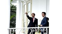 Jokowi menyambut hangat Abe di Istana Bogor. Pool/Birosetpres
