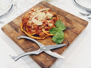 Restoran Italia Ini Sajikan Pasta Sepanjang 9 Meter dengan Gunting