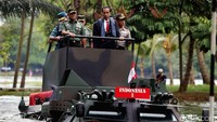 Bersama Panglima TNI dan Kapolri, Jokowi menjajal menaiki kendaraan tempur jenis Amphibi melintasi danau.