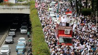 Imam besar FPI Habib Rizieq Syihab memimpin aksi dari atas mobil komando.