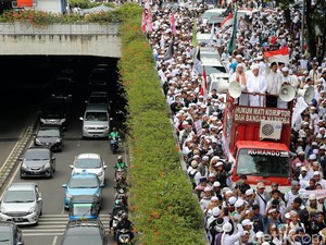 Pembawa Bendera RI Bertuliskan Arab Ditangkap, ini Tanggapan FPI
