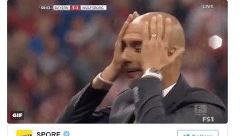 Guardiola pun memegangi kepalanya, tak percaya dengan skor akhir. Foto: Istimewa