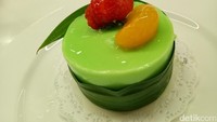 Creamy Pandan Gelatine Free Cake menjadi kreasi resep terbaru yang diciptakan oleh chef Lukman. Mousse cake ini dibuat dengan tidak menggunakan gelatin, melainkan maizena, kuning telur dan agar-agar.