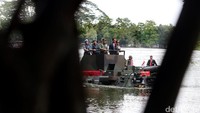 Panser Anoa Amphibi dikendarai oleh dua prajurit wanita TNI AD atas nama Serda (K) Lutfiah (Pussenif Kodiklat TNI AD) dan Serda (K) Melysa Situmorang (Pusdikif TNI AD) dengan rute dari gerbang utama Delta II menuju danau Mabes TNI.