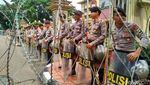 Penampakan Massa FPI dan Pengamanan di Mabes Polri