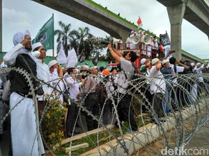 Massa FPI Hormat ke Bendera Merah Putih di Depan Mabes Polri