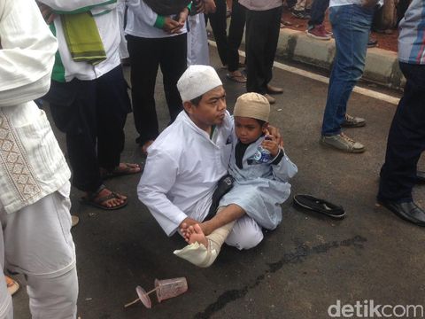 Meski Kaki Patah, Bocah Ini Ngotot Ikut Aksi FPI di Mabes Polri
