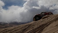Pebalap Finlandia, Mikko Hirvonen mengendarai mobil Mini dengan navigator Michel Perin dalam stage keempat reli Dakar dari San Salvador de Jujuy, Argentina menuju Tupiza, Bolivia. REUTERS/Ricardo Moraes