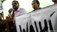 Koordinator LSM Kontras Haris Azhar dan sejumlah lain menghadiri jumpa pers di kantor WALHI tersebut.