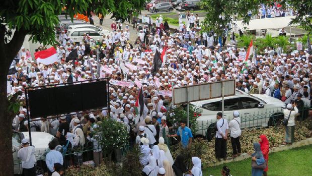 Penampakan Massa FPI 'Putihkan' Jalan di Sekitar Al-Azhar 