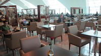 Meski sedang weekday, cukup ramai juga lounge ini. Banyak para penumpang yang bersantai, terutama mengisi perut (Afif/detikTravel)