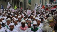 Massa FPI long march dari Masjid Al-Azhar ke Mabes Polri. Mereka long march dengan dipimpin Habib Rizieq.