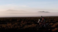 Pebalap Matthias Walkner dari Austria mengendarai motor KTM diselingi dengan pemandangan yang indah dalam perjalanan dari Uyuni, Bolivia menuju Salta, Argentina. Foto: REUTERS/Ricardo Moraes