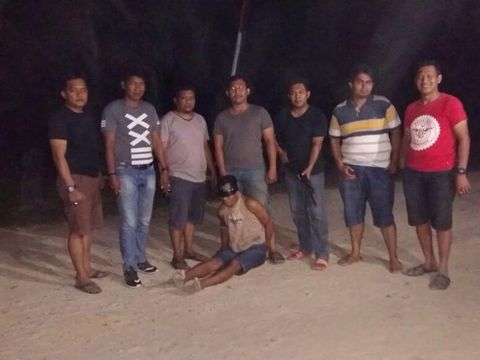  Salah satu pelaku perampokan (duduk) yang ditangkap anggota Polres Indragiri Hulu, Riau