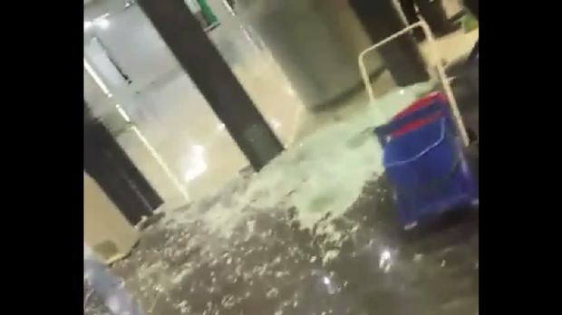 Pecahan kaca di mal berserakan di lantai mal Focal Point