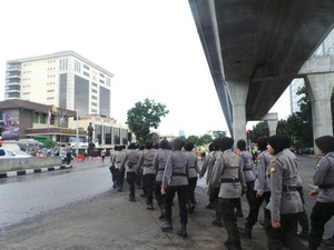 Jelang Demo FPI, Polwan Berjilbab Siaga di Mabes Polri