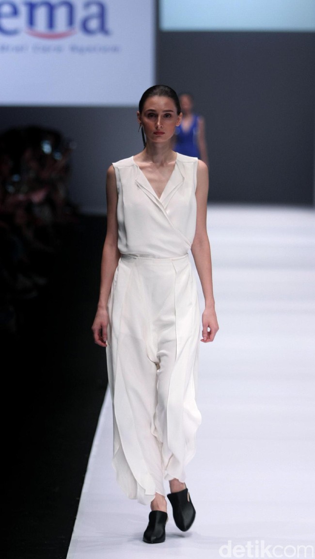 Koleksi jeffry Tan mengangkat tema Prism di Jakarta Fashion Week 2017. Senayan City. Jakarta. [Foto: Mohammad Abduh/Wolipop]