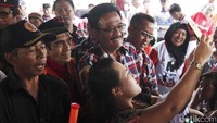 Djarot berfoto bersama warga Kelapa Dua Wetan.