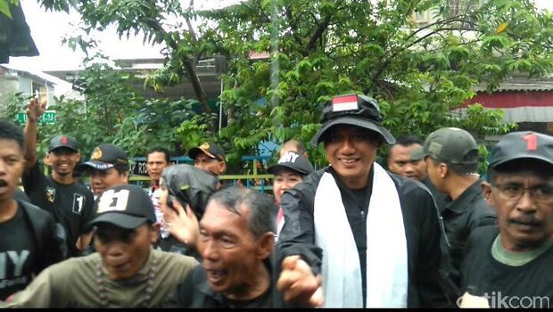 Agus Yudhoyono gerilya di Jakut saat hujan