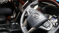 Ada 4 varian Venturer yang dihadirkan yaitu varian bensin ada 2 dan 2 diesel bertransmisi manual dan otomatis.